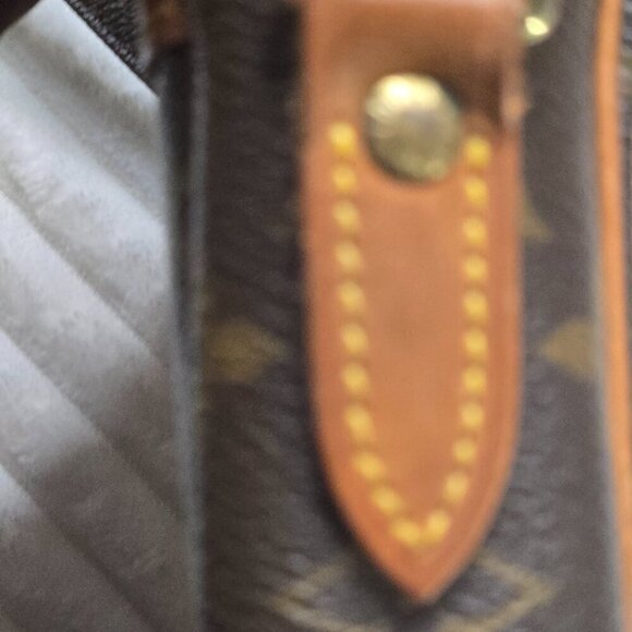 *Authentic* Louis Vuitton Danube Crossbody - Picture 4 of 16